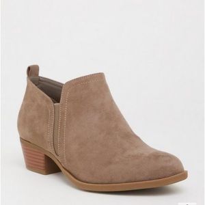 Side Dip Ankle Bootie (WW)